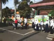 Akhir Kegiatan Sekolah di Bulan Ramadhan, Pengurus OSIS SMPN 9 Purworejo Bagikan Ratusan Takjil
