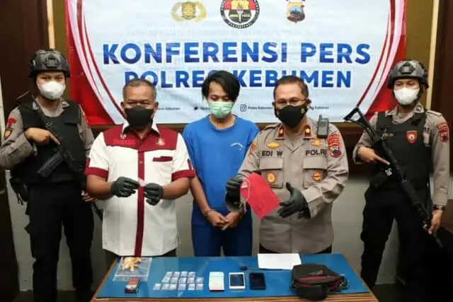 Edarkan Sabu, Pemuda Warga Gemeksekti Ditangkap Polisi, Ditemukan 17 Paket Sabu Siap Edar Edarkan Sabu, Pemuda Warga Gemeksekti Ditangkap Polisi, Ditemukan 17 Paket Sabu Siap Edar