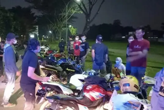 Polisi Bubarkan Puluhan Remaja yang Nongkrong Saat Sahur di Panongan Polisi Bubarkan Puluhan Remaja yang Nongkrong Saat Sahur di Panongan