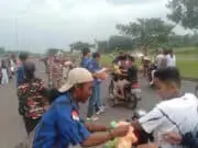 Jelang Buka Puasa, Aliansi Ormas Pagedangan Bagikan Takjil