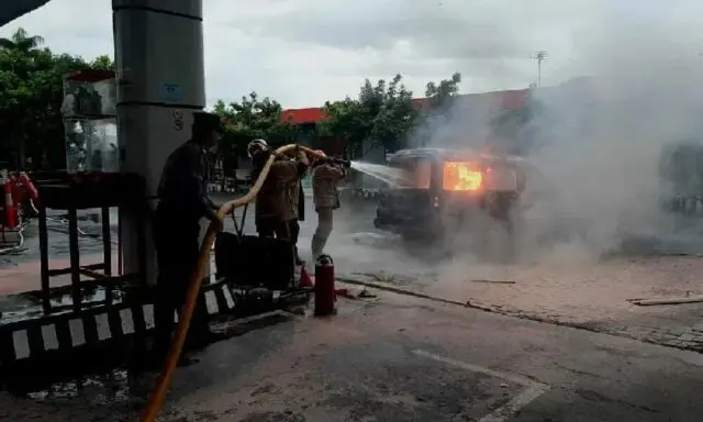Modif Tangki Bahan Bakar, Minibus Terbakar Di SPBU Kutowinangun Modif Tangki Bahan Bakar, Minibus Terbakar Di SPBU Kutowinangun