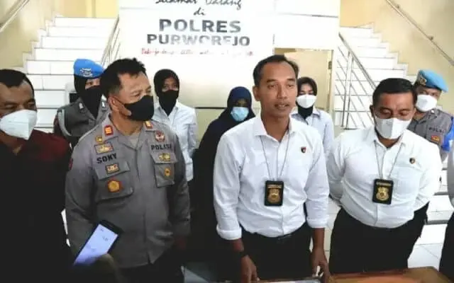 Bos Arisan Motor Harus Meringkuk di Sel Tahanan Polres Purworejo, Diduga Lakukan Penipuan dan Penggelapan Bos Arisan Motor Harus Meringkuk di Sel Tahanan Polres Purworejo, Diduga Lakukan Penipuan dan Penggelapan