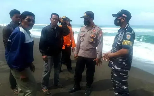 Petir Sambar Kapal Nelayan di Puring, Satu Korban Dinyatakan Hilang Petir Sambar Kapal Nelayan di Puring, Satu Korban Dinyatakan Hilang