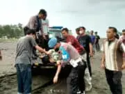 Berenang di Laut, Dua Pelajar SMP Nyaris Ditelan Ombak Pantai Setrojenar Berenang di Laut, Dua Pelajar SMP Nyaris Ditelan Ombak Pantai Setrojenar