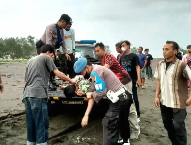 Berenang di Laut, Dua Pelajar SMP Nyaris Ditelan Ombak Pantai Setrojenar Berenang di Laut, Dua Pelajar SMP Nyaris Ditelan Ombak Pantai Setrojenar