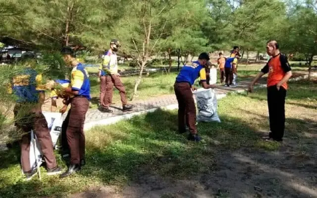 Anggota Cintaldo SMK PN- PN 2, Bhakti Sosial Bersih Pantai Jatimalang