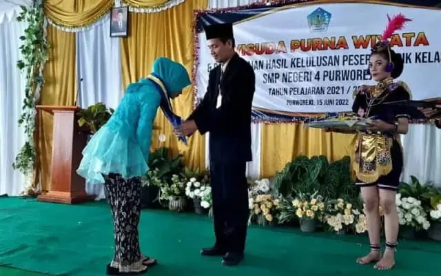 Wisuda Purnawiyata Kelas IX di SMPN 4 Purworejo Ditandai Dengan Pengalungan Samir Wisuda Purnawiyata Kelas IX di SMPN 4 Purworejo Ditandai Dengan Pengalungan Samir