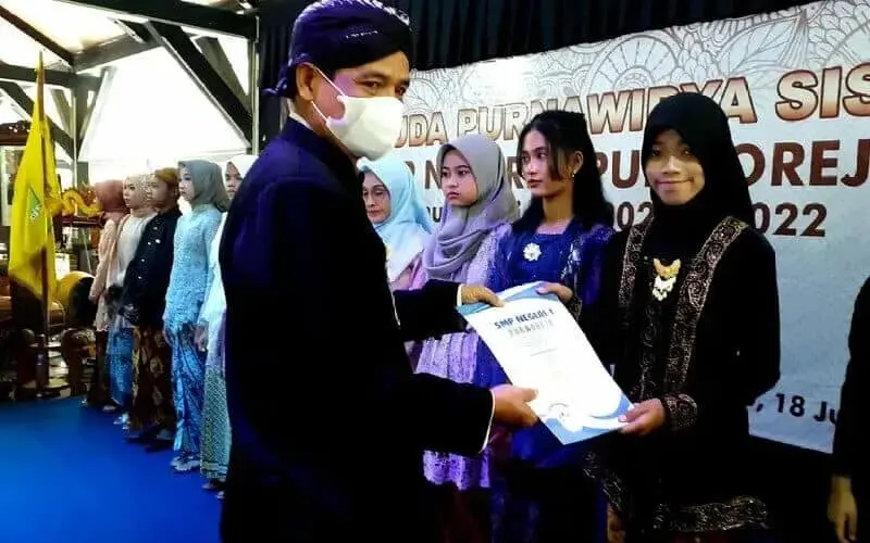 192 Siswa SMPN 1 Purworejo Ikuti Prosesi Wisuda Purnawidya di Pendopo Kabupaten Purworejo 192 Siswa SMPN 1 Purworejo Ikuti Prosesi Wisuda Purnawidya di Pendopo Kabupaten Purworejo