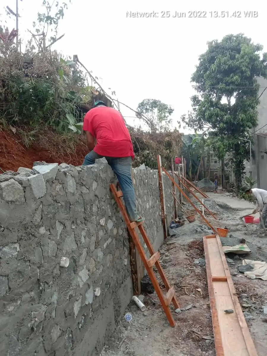 Diduga Kurangi Volume, Proyek Pembangunan Turap di Kampung Babakan RT 001/006 Tak Sesuai RAB