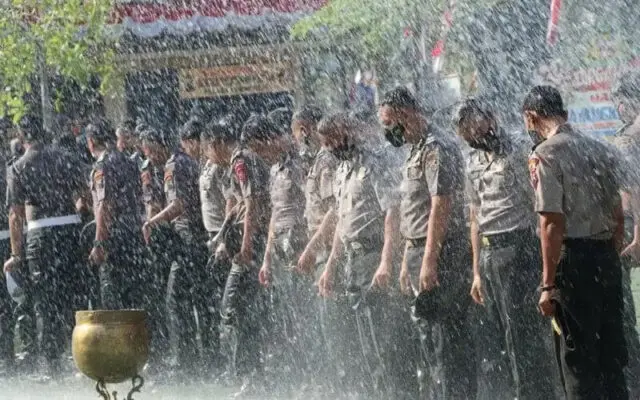 Puluhan Personil Polres Purworejo Diguyur Air Usai Pelantikan Kenaikan Pangkat Puluhan Personil Polres Purworejo Diguyur Air Usai Pelantikan Kenaikan Pangkat