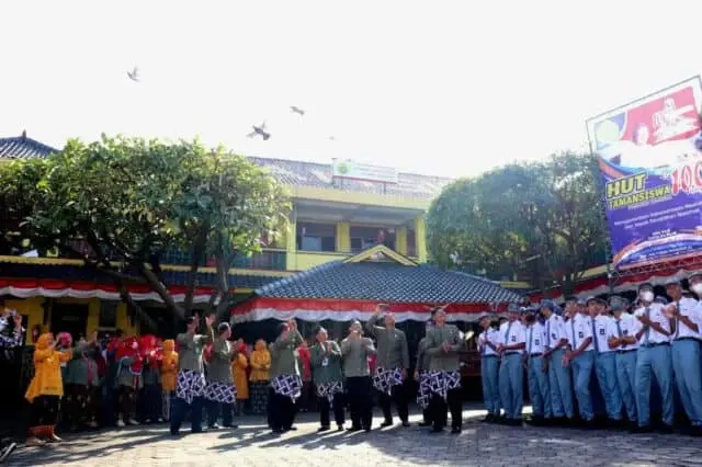 Puncak Peringatan Satu Abad Taman Siswa, SMK TKM Purworejo Adakan Upacara dan Pelepasan 500 Burung Merpati Puncak Peringatan Satu Abad Taman Siswa, SMK TKM Purworejo Adakan Upacara dan Pelepasan 500 Burung Merpati