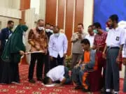 Saking Gembira Dapat KTP-el, Siswa Disabilitas Sujud Syukur