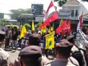 Aksi Unjuk Rasa Penolakan Kenaikan BBM di Jatim Berjalan Aman dan Kondusif Aksi Unjuk Rasa Penolakan Kenaikan BBM di Jatim Berjalan Aman dan Kondusif