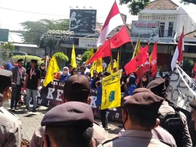 Aksi Unjuk Rasa Penolakan Kenaikan BBM di Jatim Berjalan Aman dan Kondusif Aksi Unjuk Rasa Penolakan Kenaikan BBM di Jatim Berjalan Aman dan Kondusif