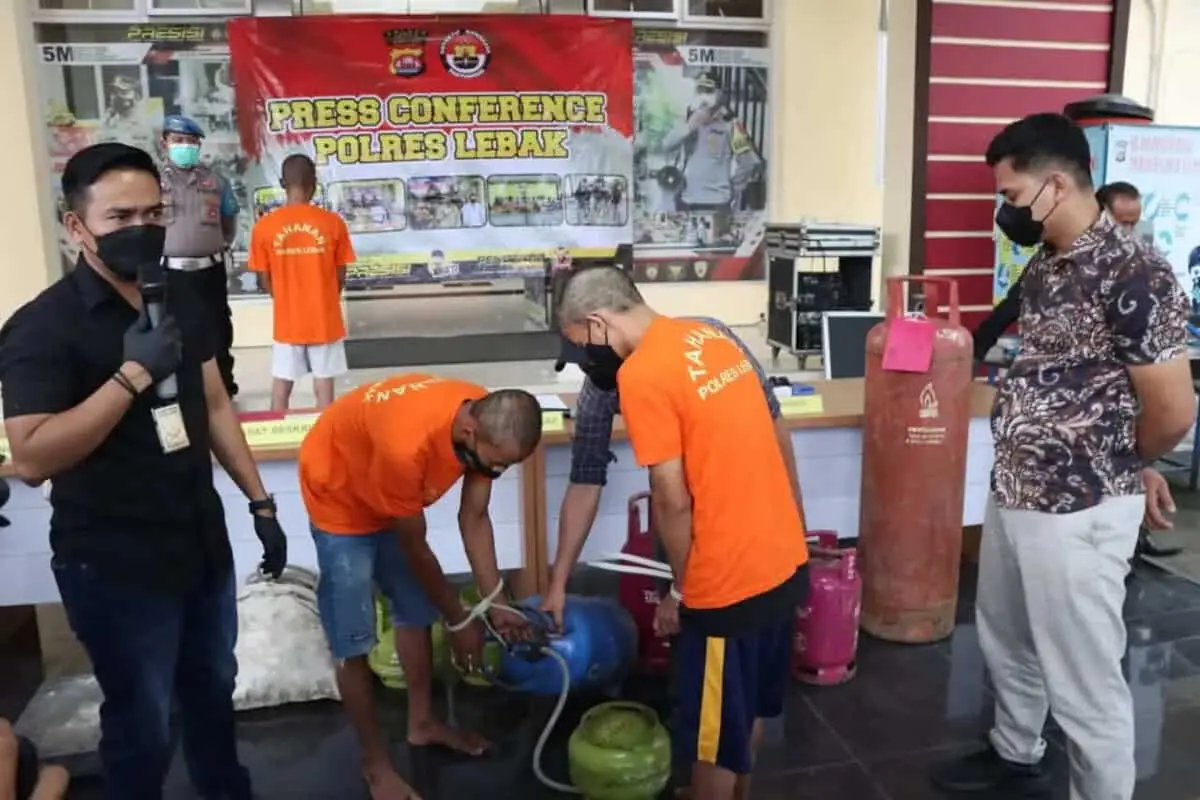 Niat Cari Untung, Tiga Pelaku Penyalahgunaan Gas Subsidi Berhasil Ditangkap Satreskrim Polres Lebak Niat Cari Untung, Tiga Pelaku Penyalahgunaan Gas Subsidi Berhasil Ditangkap Satreskrim Polres Lebak