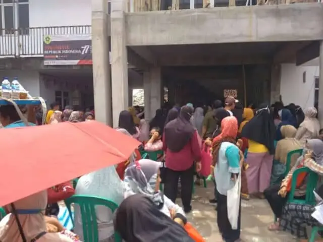 Antrian Pembagian BLT-BBM di Desa Parung Panjang Menelan Korban Jiwa Antrian Pembagian BLT-BBM di Desa Parung Panjang Menelan Korban Jiwa