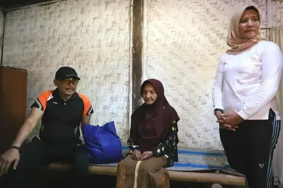 Kegiatan BMW Bupati Berikan Bantuan Sosial dan Kunjungi Warga Yang Sedang Sakit Kegiatan BMW Bupati Berikan Bantuan Sosial dan Kunjungi Warga Yang Sedang Sakit
