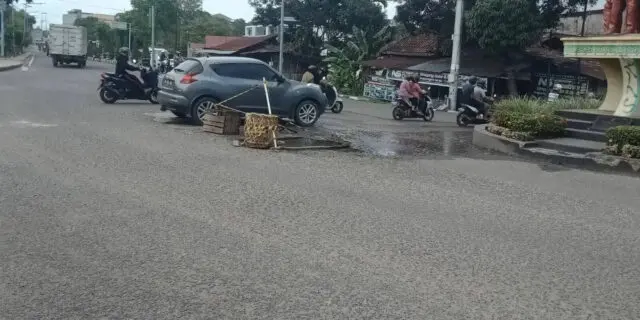 Gawat, Hampir Seluruh Jalan Hancur di Kota Jambi Gawat, Hampir Seluruh Jalan Hancur di Kota Jambi