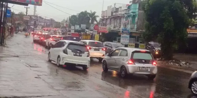 Macet Parah di Ruas Jalan H Adam Malik Kota Jambi Macet Parah di Ruas Jalan H Adam Malik Kota Jambi