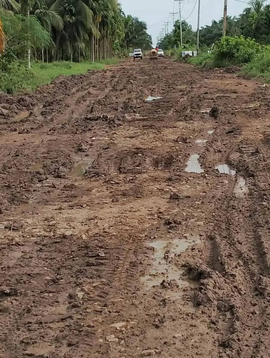 Aktivitas Roda Ekonomi Nyaris Terhenti, Ruas Jalan Air Hitam Tanjabtim Rusak Parah Aktivitas Roda Ekonomi Nyaris Terhenti, Ruas Jalan Air Hitam Tanjabtim Rusak Parah