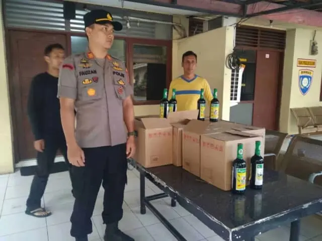 Berkedok Toko Sembako, Ratusan Botol Miras Berhasil Disita Polisi Berkedok Toko Sembako, Ratusan Botol Miras Berhasil Disita Polisi
