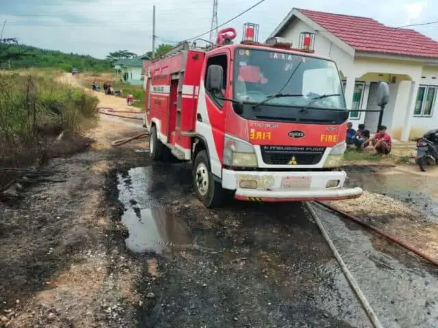 Terbakar tiga unit rumah tipe 36 di Perumahan Permata Regency, Blok L 45,46,47, RT 08, Desa Mendalo Indah, Kabupaten Muaro Jambi, Provinsi Jambi, dan membakar dua orang anak hingga tewas, Jum’at (21/10-2022). Terbakar tiga unit rumah tipe 36 di Perumahan Permata Regency, Blok L 45,46,47, RT 08, Desa Mendalo Indah, Kabupaten Muaro Jambi, Provinsi Jambi, dan membakar dua orang anak hingga tewas, Jum’at (21/10-2022).