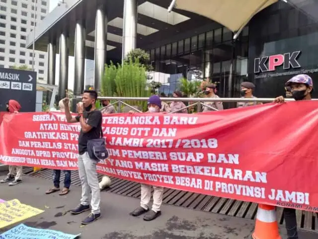 Jaringan Pemantau Kewenangan (JPK) ketika menggelar aksi di KPK terkait kasus korupsi suap RAPBD Jambi tahun 2017/2028 Jaringan Pemantau Kewenangan (JPK) ketika menggelar aksi di KPK terkait kasus korupsi suap RAPBD Jambi tahun 2017/2028