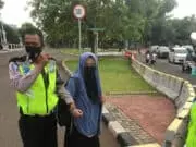 Trobos Istana Presiden, Seorang Wanita Gunakan Pistol Berhasil Ditangkap Tampak seorang wanita yang coba menerobos Istana Presiden Jakarta dan sepucuk senjata api jenis fn berhasil ditangpap pihak kepolisian.