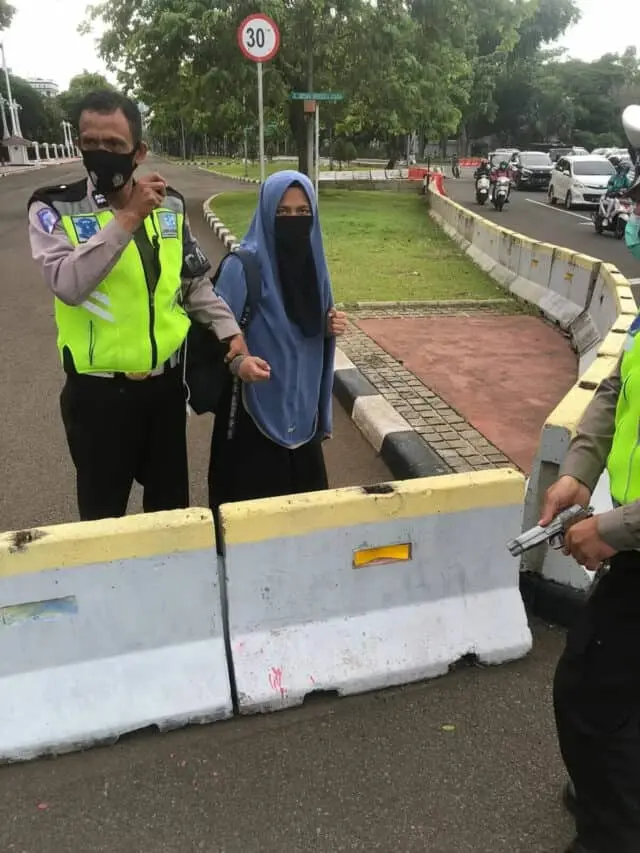 Tampak seorang wanita yang coba menerobos Istana Presiden Jakarta dan sepucuk senjata api jenis fn berhasil ditangpap pihak kepolisian. Tampak seorang wanita yang coba menerobos Istana Presiden Jakarta dan sepucuk senjata api jenis fn berhasil ditangpap pihak kepolisian.