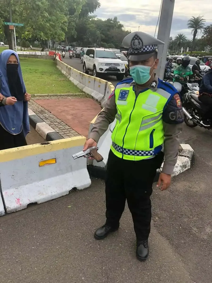 Trobos Istana Presiden, Seorang Wanita Gunakan Pistol Berhasil Ditangkap Trobos Istana Presiden, Seorang Wanita Gunakan Pistol Berhasil Ditangkap