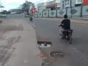Dihantam Truk Bermuatan Lebih, Akses Jalan Nasional Lingkar Jambi Mulai Rusak Ruas Jalan Nasional Lingkar Jambi terlihat berlubang sehingga rawan terjadi kecelakaan lalulintas.