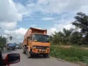 Akses Jalan Nasional Tempino – Ness Mulai Mengalami Kerusakan truk batubara menjadi penyebab kerusakan jalan nasional dan jalan provindi di Provinsi Jambi.