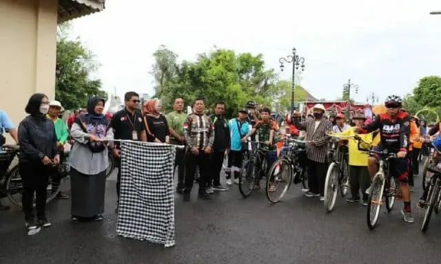 Wabup Lepaskan Ribuan Peserta Sepeda Sehat Dalam Rangka Hari Pahlawan Wabup Lepaskan Ribuan Peserta Sepeda Sehat Dalam Rangka Hari Pahlawan