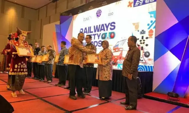 Purworejo Terima Penghargaan Dalam Ajang Railway Safety Awards 2002 Dari Kemenhub Purworejo Terima Penghargaan Dalam Ajang Railway Safety Awards 2002 Dari Kemenhub
