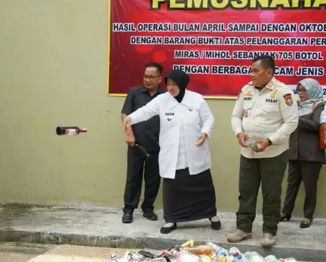 Satpol PP Purworejo Musnahkan Ratusan Botol Miras Satpol PP Purworejo Musnahkan Ratusan Botol Miras