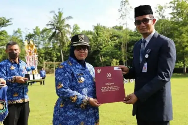 HUT KORPRI Ke 51 Wabup Serahkan Sejumlah Penghargaan HUT KORPRI Ke 51 Wabup Serahkan Sejumlah Penghargaan