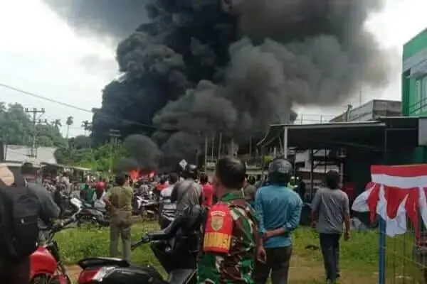 Salah satu gudang minyak illegal yang terbakar di Simpang Rimbo, Kota Jambi beberapa waktu lalu. Salah satu gudang minyak illegal yang terbakar di Simpang Rimbo, Kota Jambi beberapa waktu lalu.
