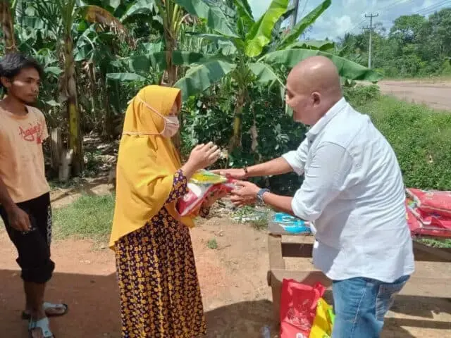 Komunitas Pengagum Romi Hariyanto (KPRH) kembali gelar kegiatan bakti sosial. Komunitas Pengagum Romi Hariyanto (KPRH) kembali gelar kegiatan bakti sosial.