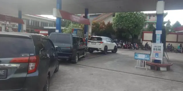 Ngisi Pertamina Dex tidak antre akhirnya timbulkan keributan di SPBU di kawasan Jalan Patimura, Kota Jambi. Ngisi Pertamina Dex tidak antre akhirnya timbulkan keributan di SPBU di kawasan Jalan Patimura, Kota Jambi.