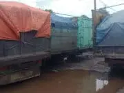 Awas Jangan Terjebak Macet di Ruas Jalan Nasional Muara Tembesi – Muara Bulian Jambi Inilah truk bermuatan batubara yang sekarang terus menimbulkan kemacetan di ruas jalan nasional Jambi.