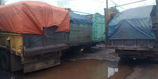 Inilah truk bermuatan batubara yang sekarang terus menimbulkan kemacetan di ruas jalan nasional Jambi. Inilah truk bermuatan batubara yang sekarang terus menimbulkan kemacetan di ruas jalan nasional Jambi.