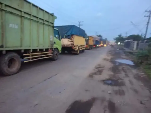 Sore ini, Selasa (8/11-2022), akses jalan nasional yang menghubungkan Muara Tembesi - Muara Bulian, Kabupaten Batanghari, Provinsi Jambi, kembali dilanda kemacetan yang diakibatkan truk bermuatan batubara. Sore ini, Selasa (8/11-2022), akses jalan nasional yang menghubungkan Muara Tembesi - Muara Bulian, Kabupaten Batanghari, Provinsi Jambi, kembali dilanda kemacetan yang diakibatkan truk bermuatan batubara.
