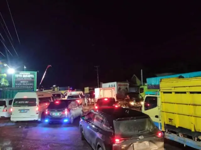 Beginilah yang sering terjadi kemacetan di ruas jalan nasional Jambi yang menghubungkan Muara Tembesi - Muara Bulian, Kabupaten Batanghari akibat angkutan truk batubara. Beginilah yang sering terjadi kemacetan di ruas jalan nasional Jambi yang menghubungkan Muara Tembesi - Muara Bulian, Kabupaten Batanghari akibat angkutan truk batubara.