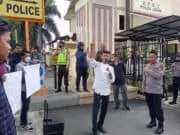 Demo di Mapolda Jambi, Gedung Lansia Dihancurkan Malah Membangun Rumah Sakit Tipe C Justru Gagal Koorlap Aksi Iin Habibie sedang menggelar orasinya di Mapolda Jambi, Kamis (10/11-2022).