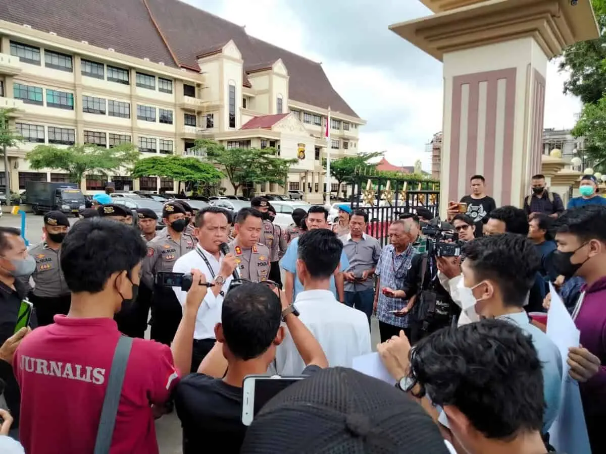 Tampak AKBP Ade Dirman sedang menjelaskan penanganan dalam kasus proyek Rumah Sakit Tipe C di Kelurahan Budiman, Kecamatan Jambi Timur, Kota Jambi kepada massa yang menggelar aksi demo.