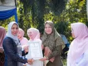 Dua Nakes Pukesmas Alubilie Terima Penghargaan Dari Pemkab Nagan Raya