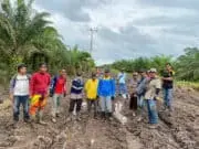 Reaksi Cepat Tangani Kerusakan Ruas Jalan Sungai Sayang – Sungai Jambat Reaksi cepat, Kadis PU/PR Tanjung Jabung Timur Dedy Novrianika, ST, MT langsung tangani ruas jalan Sungai Jambat Sungai Sayang.