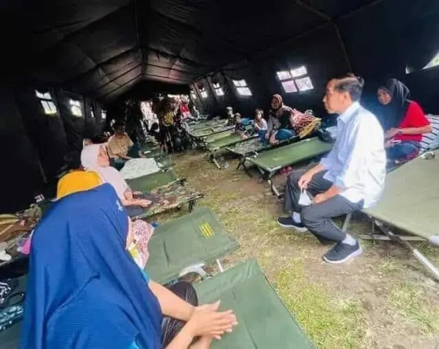 Presiden Jokowi Kunjungi Tenda Pengungsi Korban Gempa di Cianjur Presiden Jokowi Kunjungi Tenda Pengungsi Korban Gempa di Cianjur