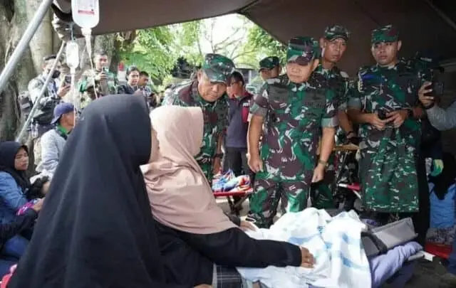 Kasad Kunjungi dan Santuni Korban Bencana Gempa Cianjur Kasad Kunjungi dan Santuni Korban Bencana Gempa Cianjur