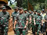 Tinjau Pusat Gempa, Kasad Yakinkan Keamanan Jalur Yang Akan Dilalui Presiden Tinjau Pusat Gempa, Kasad Yakinkan Keamanan Jalur Yang Akan Dilalui Presiden